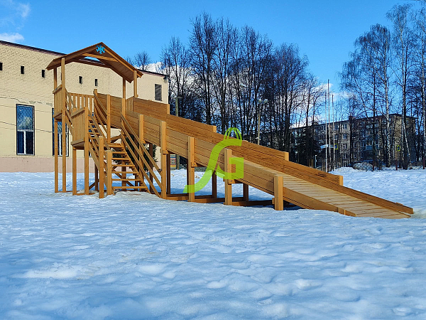 картинка Зимняя деревянная горка "IgraGrad Snow Fox (Домик)", скат 10 м от магазина Лазалка