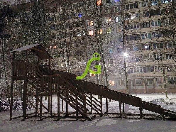 картинка Зимняя деревянная горка "IgraGrad Snow Fox (Домик)", скат 10 м от магазина Лазалка